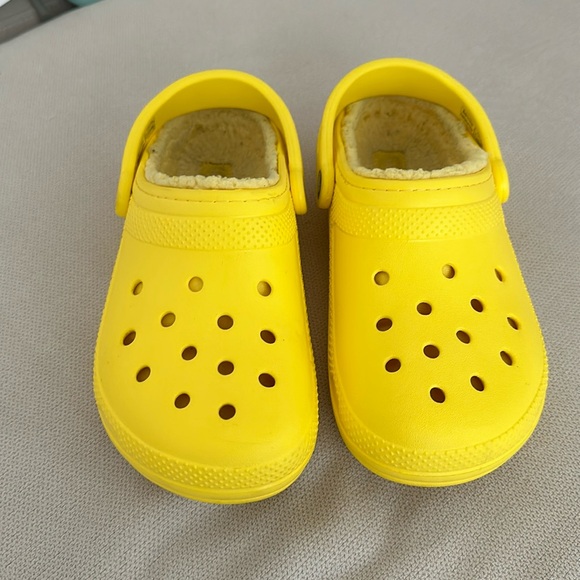 CROCS Shoes - CROCS YELLOW DUAL COMFORT LINED LEMON YELLOW CLASSIC CLOGS SIZE M5 W7
